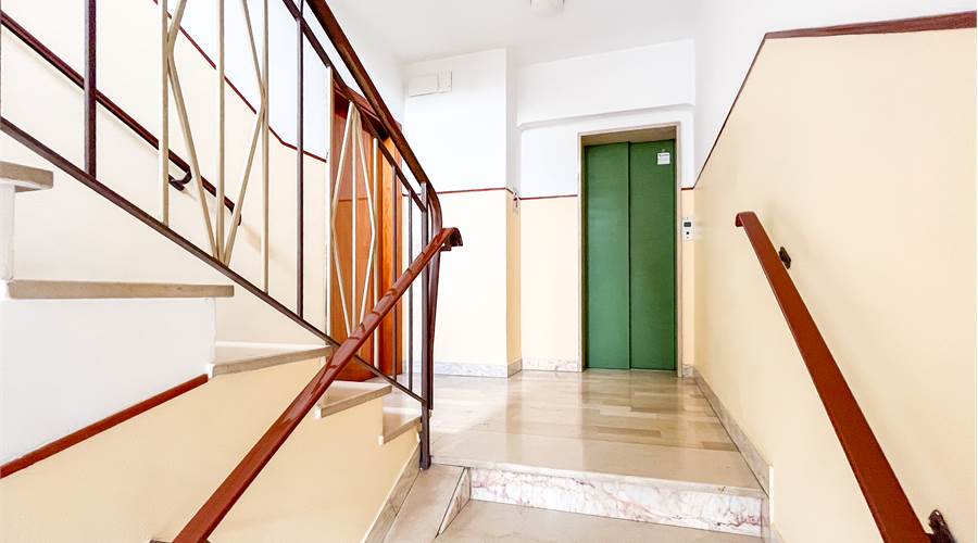 Ingresso condominiale con ascensore